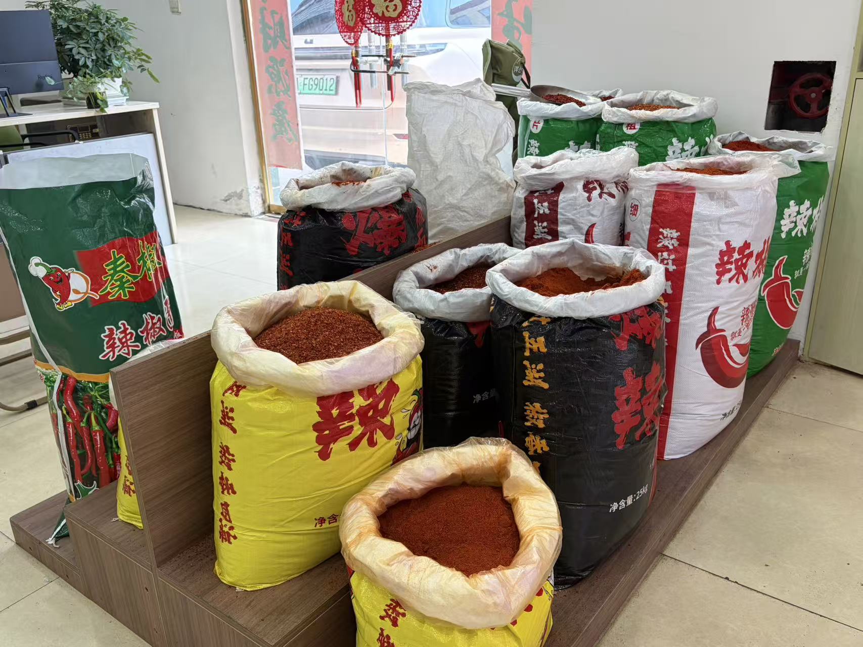 淼淼辣椒辣椒面和整椒产品近景